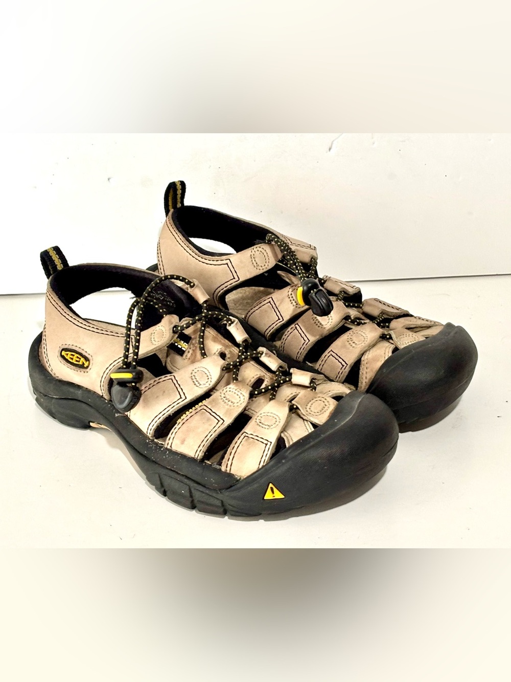 Keens Newport waterproof sport sandals Womens size 7 Suede outdoor casual Cream